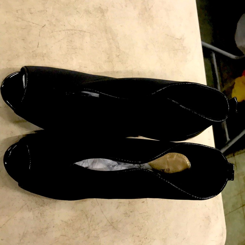 Low heeled top open open toe dress shoes